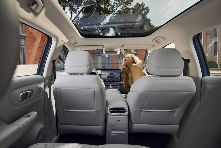 ▲纸巾盒在后排出风口下方