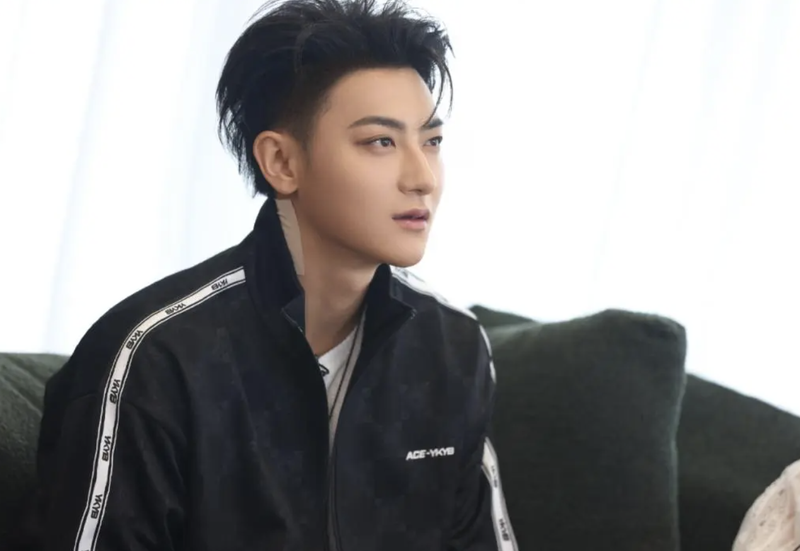 黄Zitao出售了卫生餐巾，首先支付了50,000元