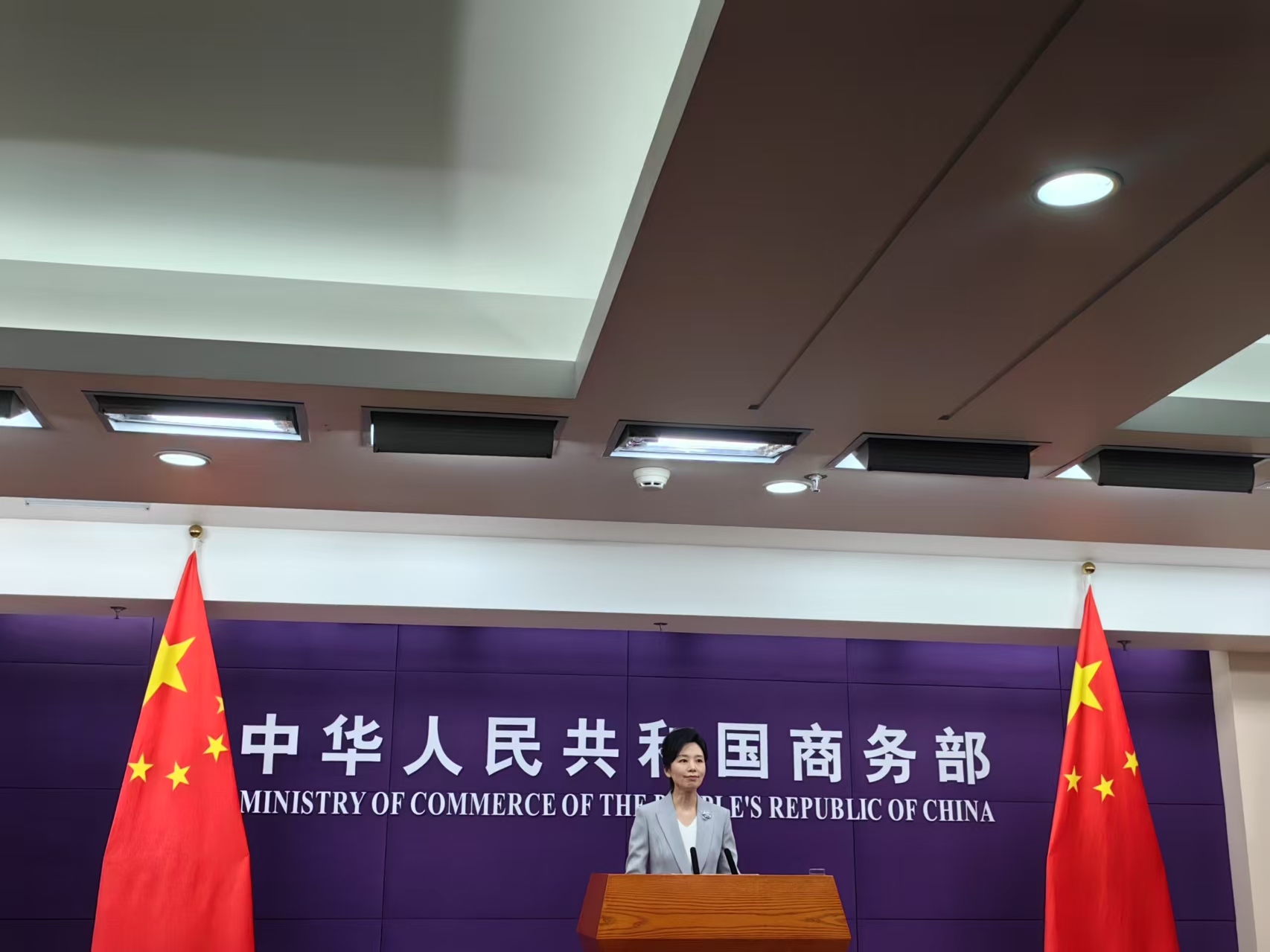商务部：将帮助出口遇阻的外贸企业开拓国内市场，用好消费品以旧换新政策|商务部_新浪财经_新浪网