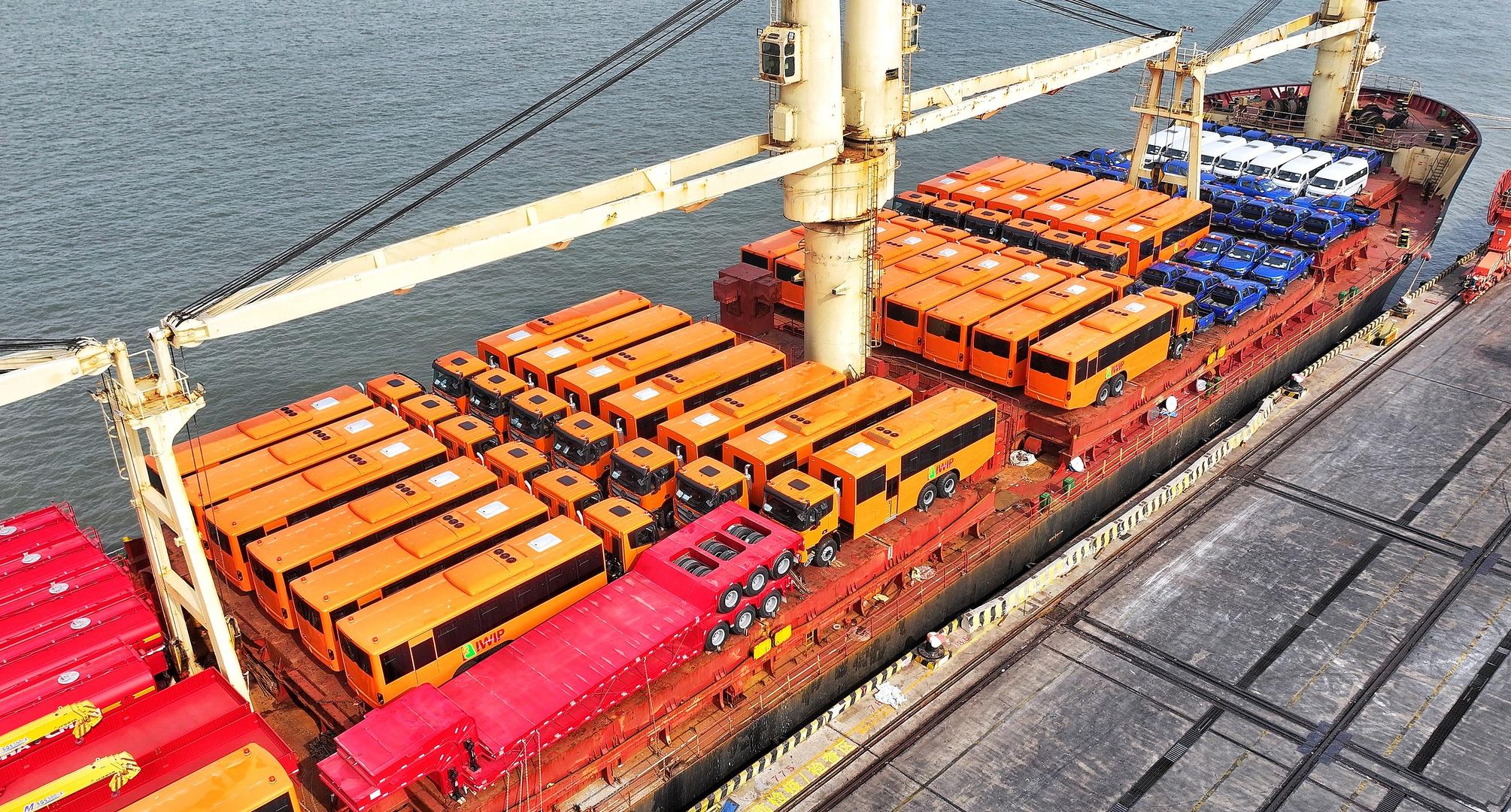 ▲（资料图）2月16日，江苏苏州张家港港新重装码头，出口至共建“一带一路”国家的国产车辆。图据视觉中国