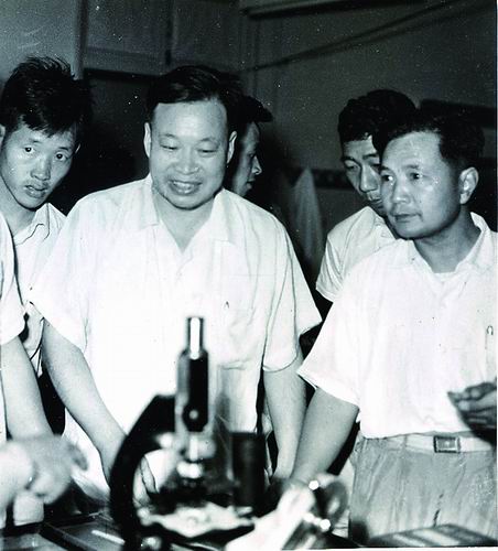 1963年，钱三强（中）到中国科学院西安光学精密机械研究所布置任务。