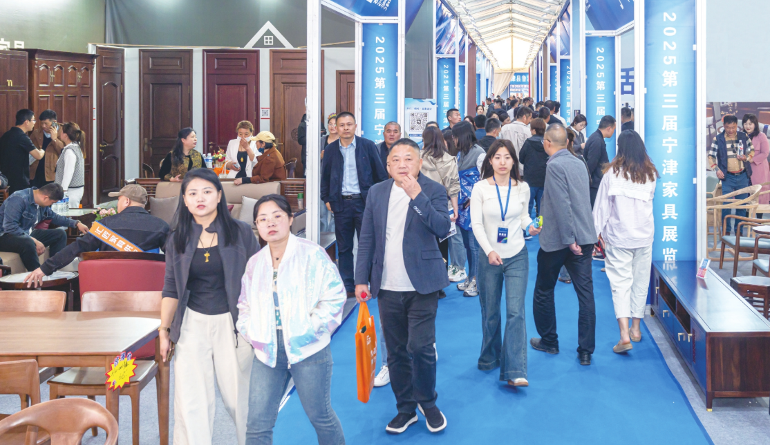 2025宁津第三届家具展览会现场人头攒动。记者姜伟摄