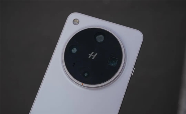 OPPO Find X8 Ultra 第一次来到五摄系统 ｜ 图片来源：极客公园