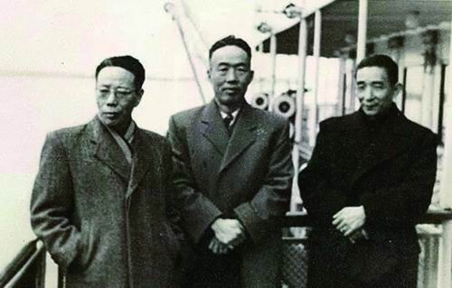 1953年，中国科学院代表团访问苏联，赵九章(中)和贝时璋(右)与吕叔湘合影。