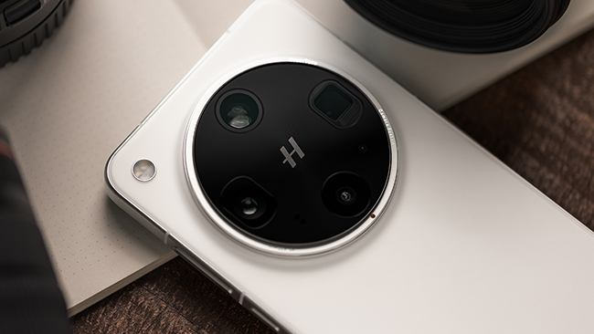 同时这颗镜头还采用了倒置设计方案，虽然光学素质足够突出，但是实际的凸起却不严重。