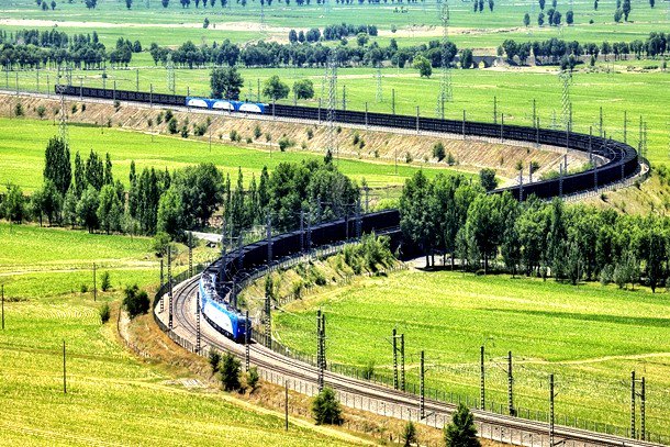 包神铁路万吨重载列车年累计开行超万列