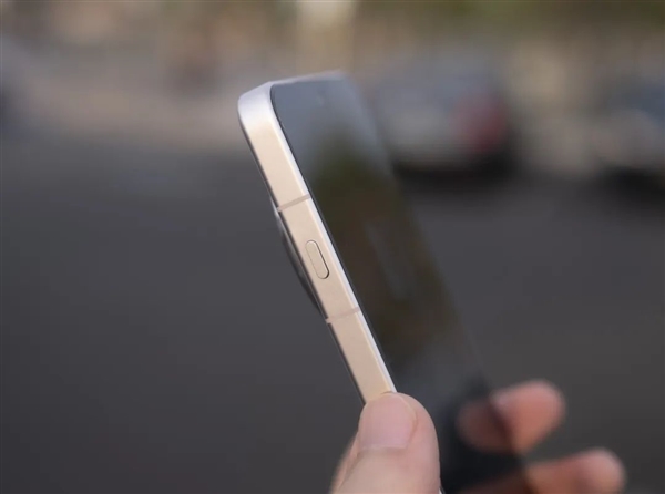 OPPO Find X8 Ultra 用一颗物理按键取代了三段式按键  ｜ 图片来源：极客公园