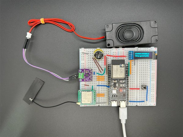 芯片、麦克风、喇叭、电源、显示屏、开发版，构成「小智 AI」硬件的最基本单元｜图片来源：受访对象