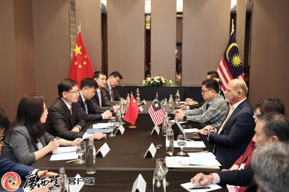4月10日，广西代表团在吉隆坡与马来西亚数字部部长哥宾星举行工作会谈。广西云-广西日报记者 邓华 摄