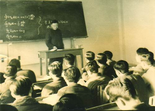 王大珩给学生上课。