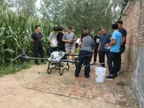 图九：无人机专业学生植保实践