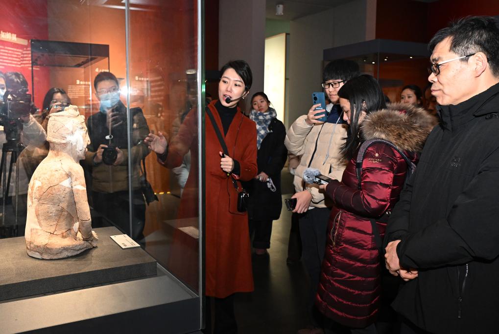 　　2025年1月27日，参观者在“妙手活千秋——科技考古与遗产保护经典成就展”展厅内观看展品。新华社记者 李贺 摄