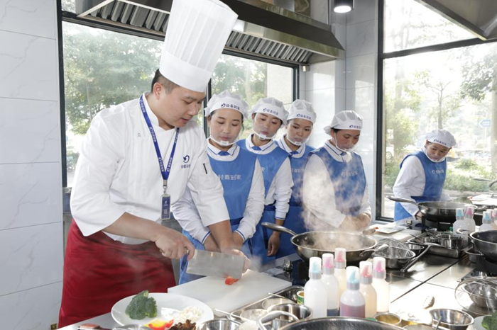 图为保姆做饭培训现场