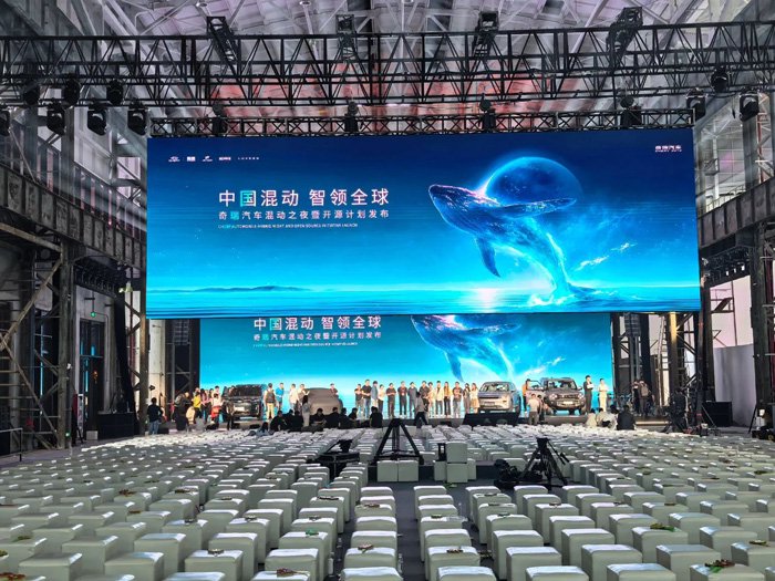 央视新闻首播现场视觉效果俱佳颜色一致性好，相机下无任何扫描线