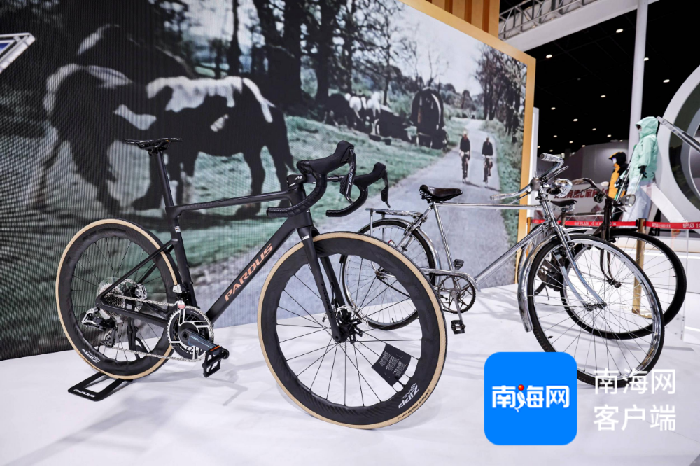 海控免税展出领会前锋新品。记者 王子遥 摄