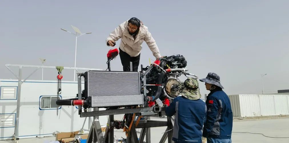 ▲ 东风汽车研发总院专业工程师进行地面大功率联调工作