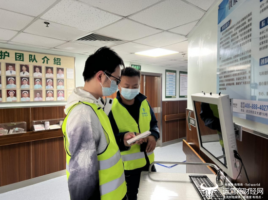 （移动技术人员在院区内进行5G-A网络优化）