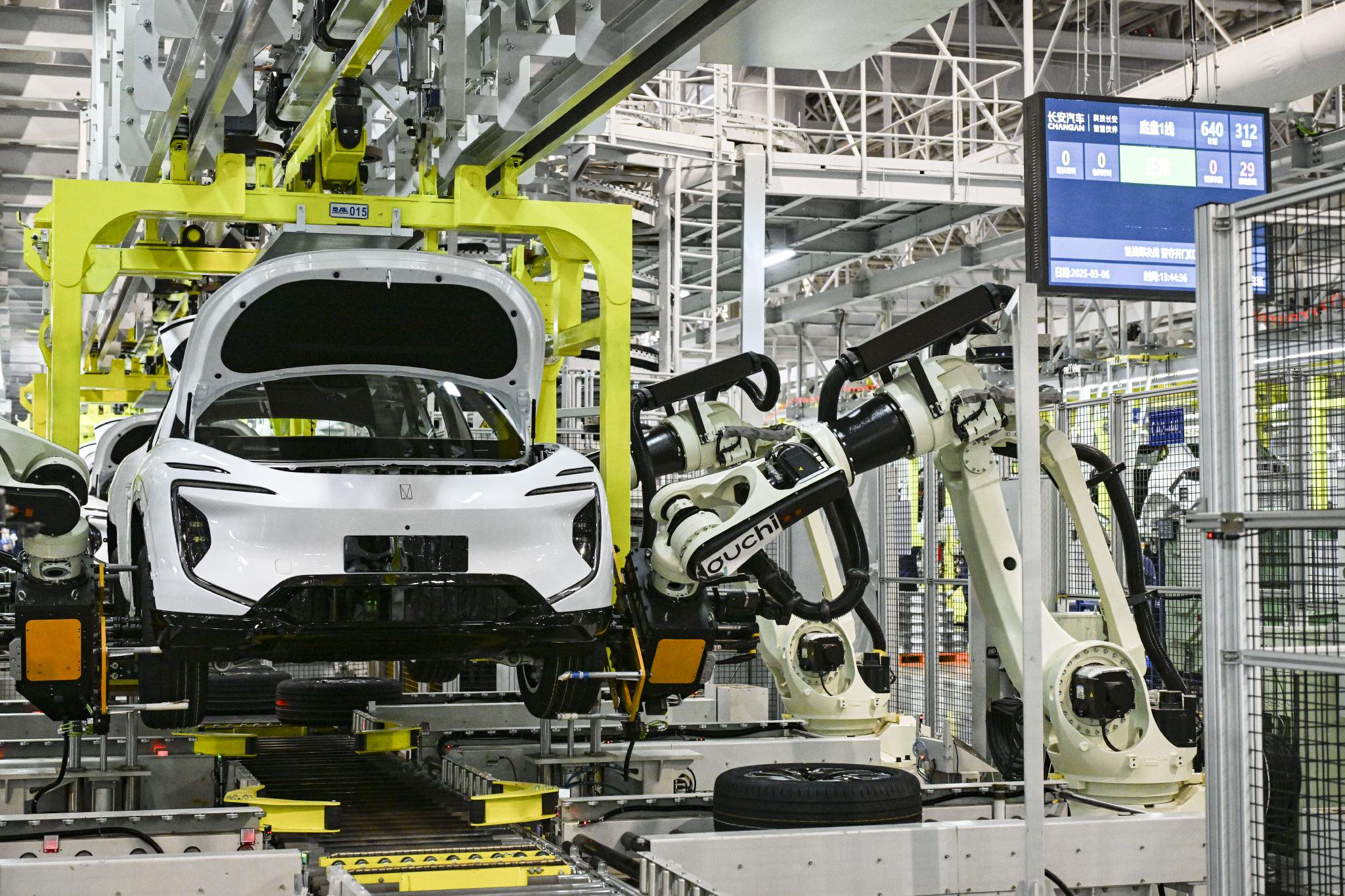 3月6日在位于重庆市渝北区的长安汽车数智工厂总装车间拍摄的自动化