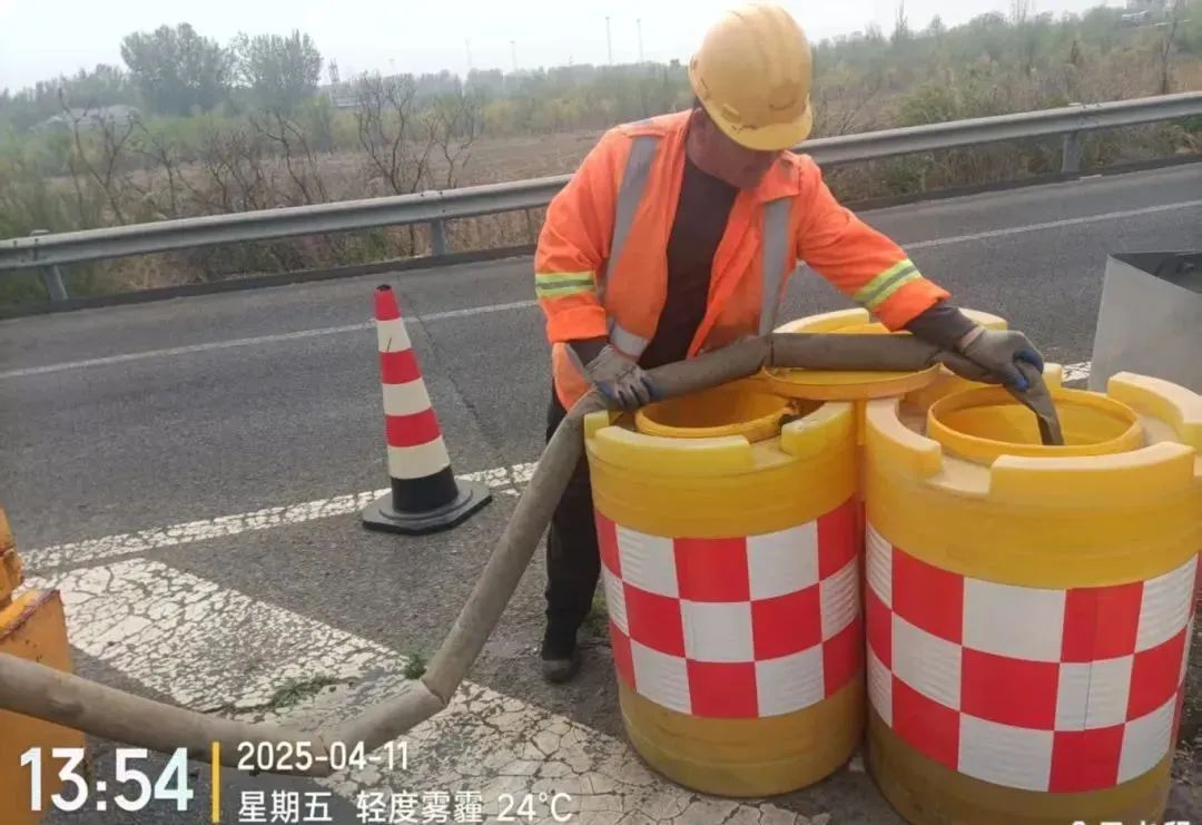 工东谈主加固开荒