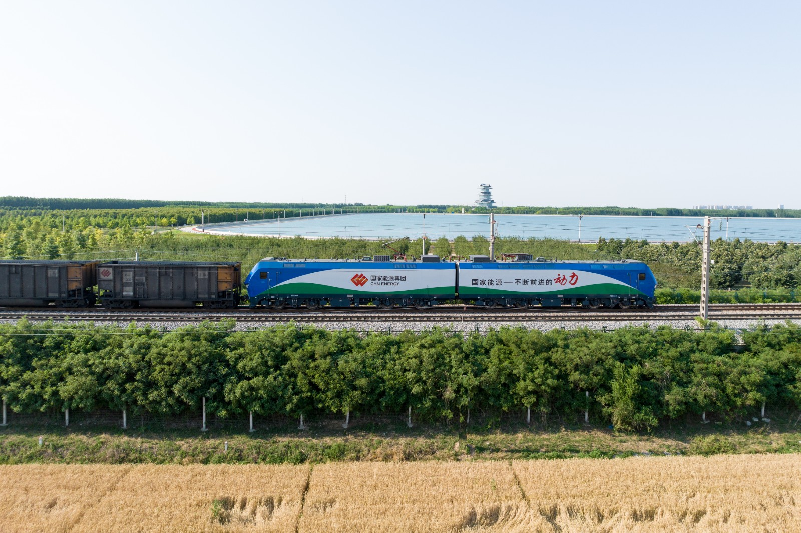 图为重载列车奔驰在朔黄线上