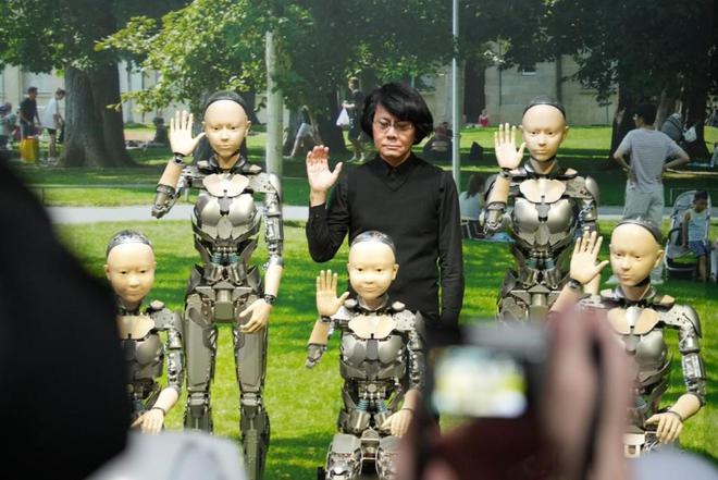 石黑浩和机器人们一起招手。来源：未来生命馆的社交账号