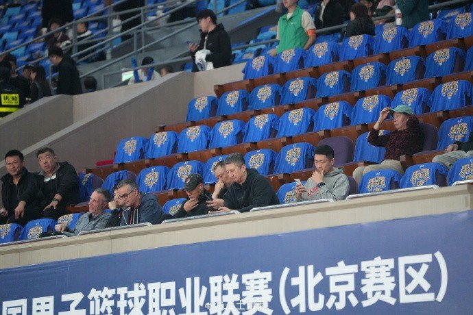 来看谁？中国男篮主帅郭士强带教练组观战北京德比 王治郅也在