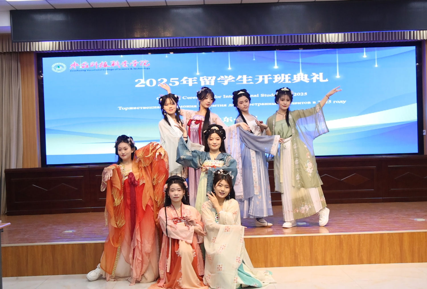 留学生佩戴校徽及中塔学生演出表演