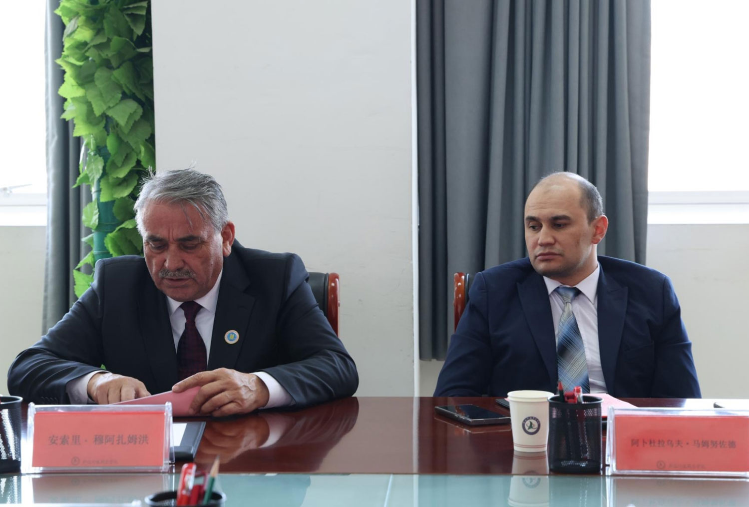 彭吉肯特师范学院校长 Ansori Muazzamkhon、副校长Abdurauf Mamnunzod介绍学院情况