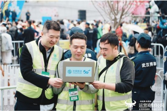（湖北移动技术人员在大型活动现场测试优化无线网络）