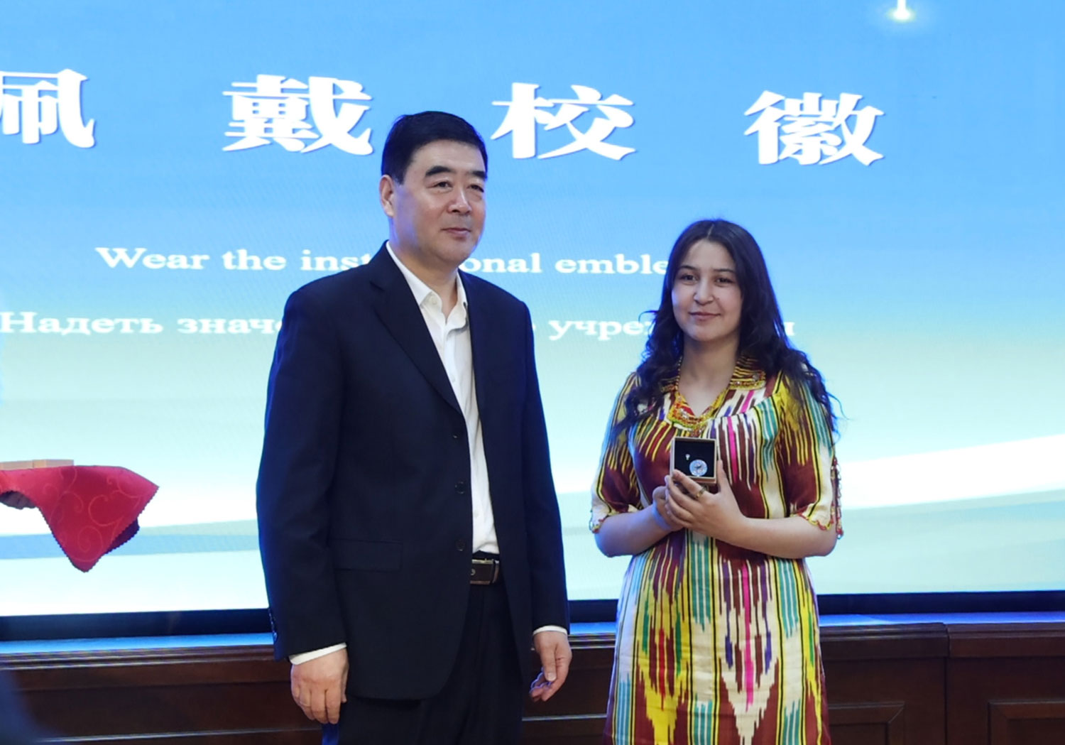 留学生佩戴校徽及中塔学生演出表演