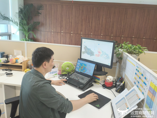 （技术人员通过“云图”平台规划无线网络）