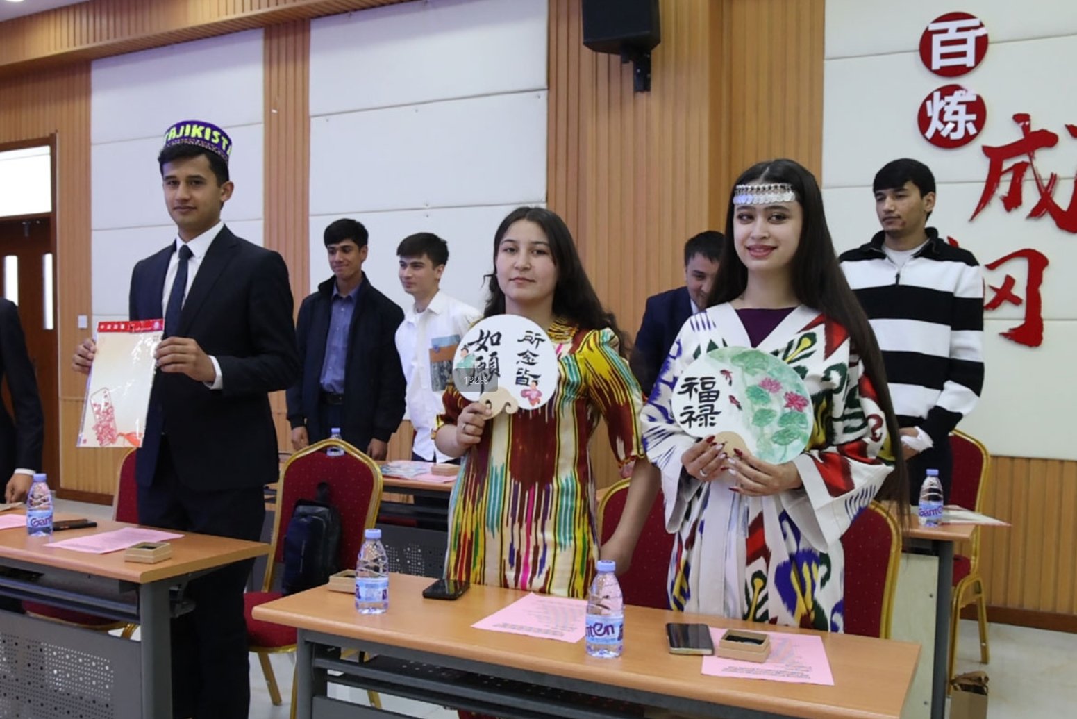 留学生佩戴校徽及中塔学生演出表演