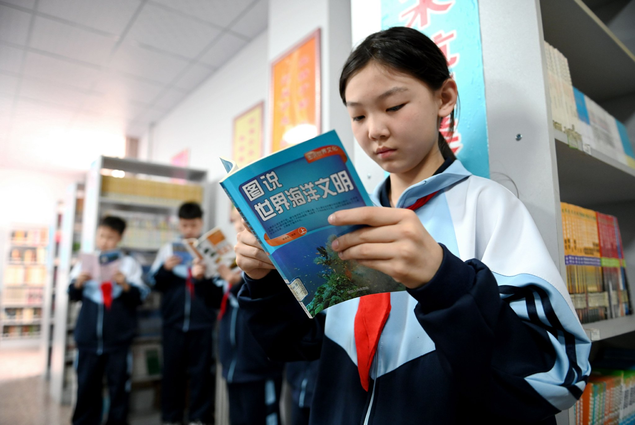 河北省邯郸市丛台区永和学校的老师和学生们一起分享读书心得