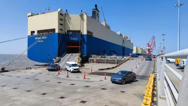 特斯拉上海超级工厂焕新版Model Y开始批量出口。 上海边检供图