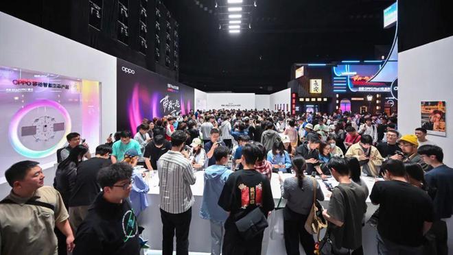 ▲消费者在体验OPPO Find X8系列产品。