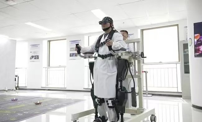 研究人员通过脑机接口设备控制外骨骼机械自主行走