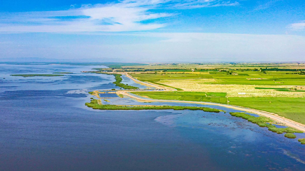 中建一局创新提出“乌梁素海生态治理模式”，为全球荒漠化治理工程提供解决方案。 （资料照片）