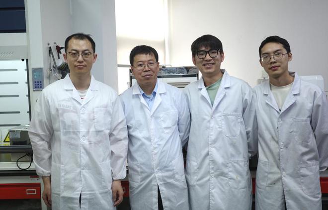 上海交通大学电院清源研究院长聘教轨副教授、博士生导师顾磊磊（左二）和部分实验室成员。 受访者 供图
