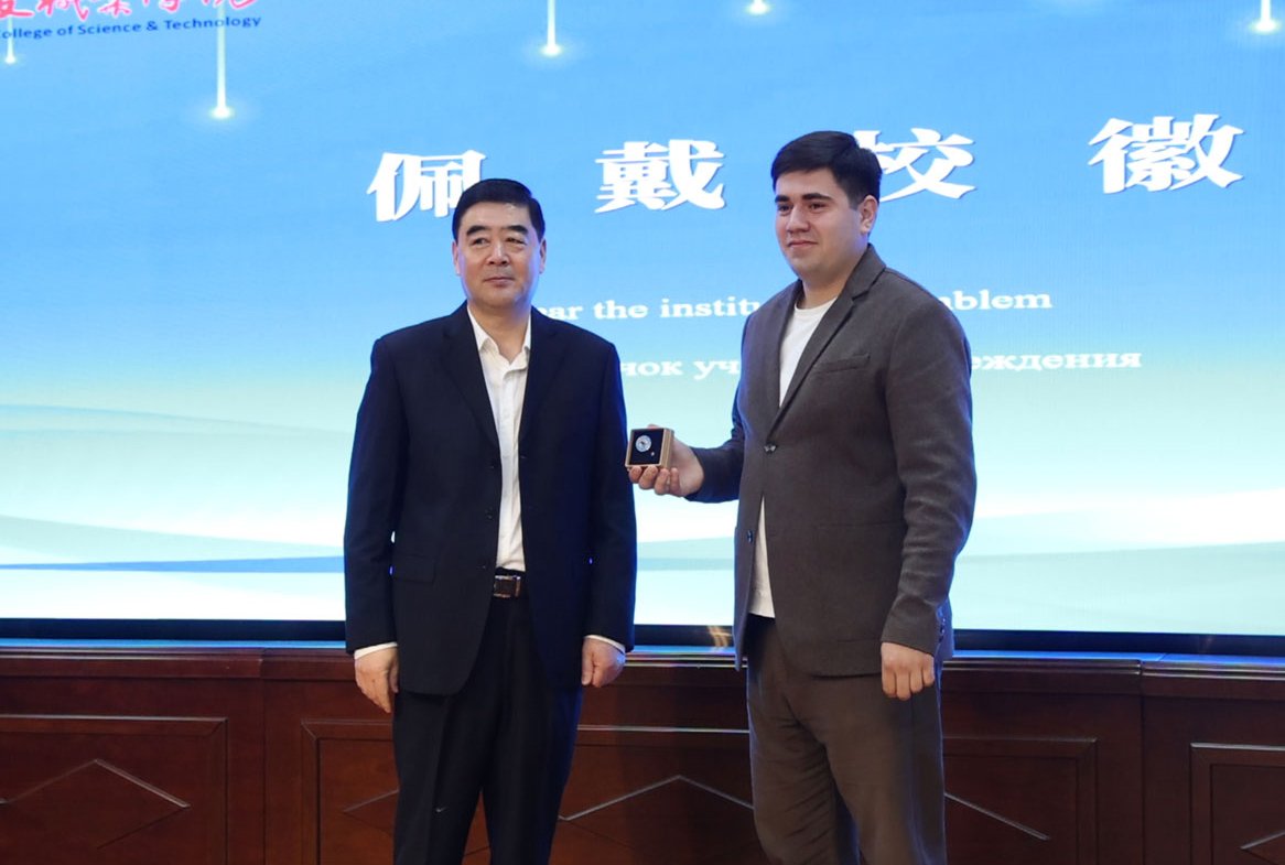 留学生佩戴校徽及中塔学生演出表演