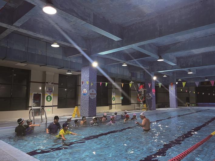 随着清脆的哨声在嘉兴市实验小学科技城校区游泳馆响起,2025年南湖区