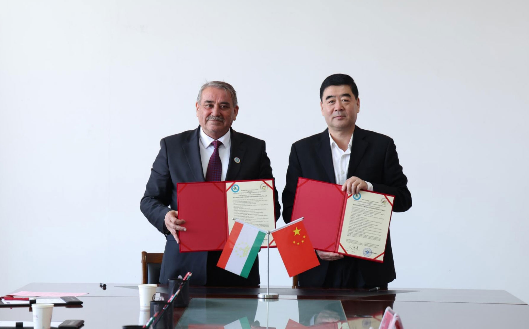 彭吉肯特师范学院校长 Ansori Muazzamkhon、枣庄科技职业学院校长闵祥寨签约合影