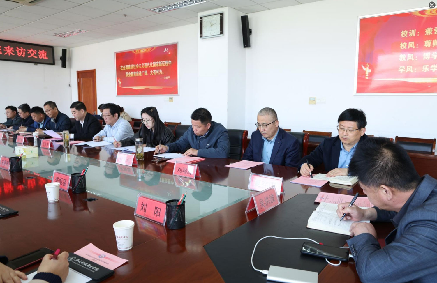 枣庄科技职业学院校长闵祥寨及各院院长介绍学院情况