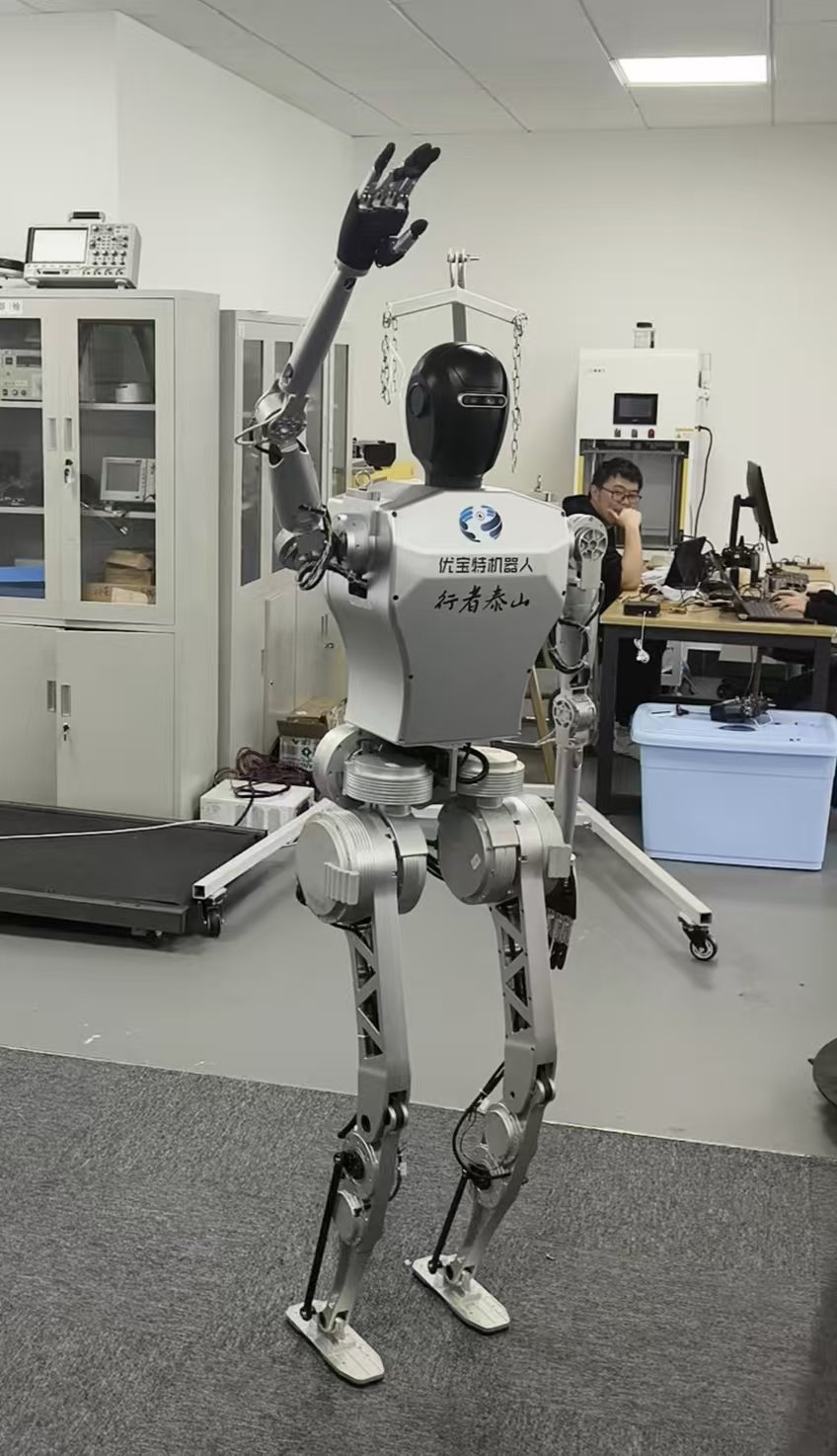 优宝特生产的“行者泰山R2”与记者互动