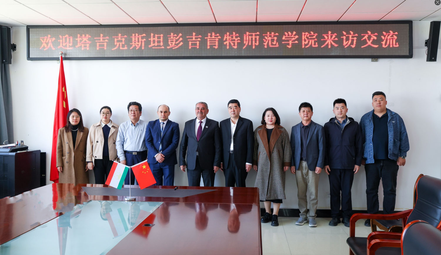 乌吉哈留学、枣庄科技职业学院、彭吉肯特师范学院一行合影留念