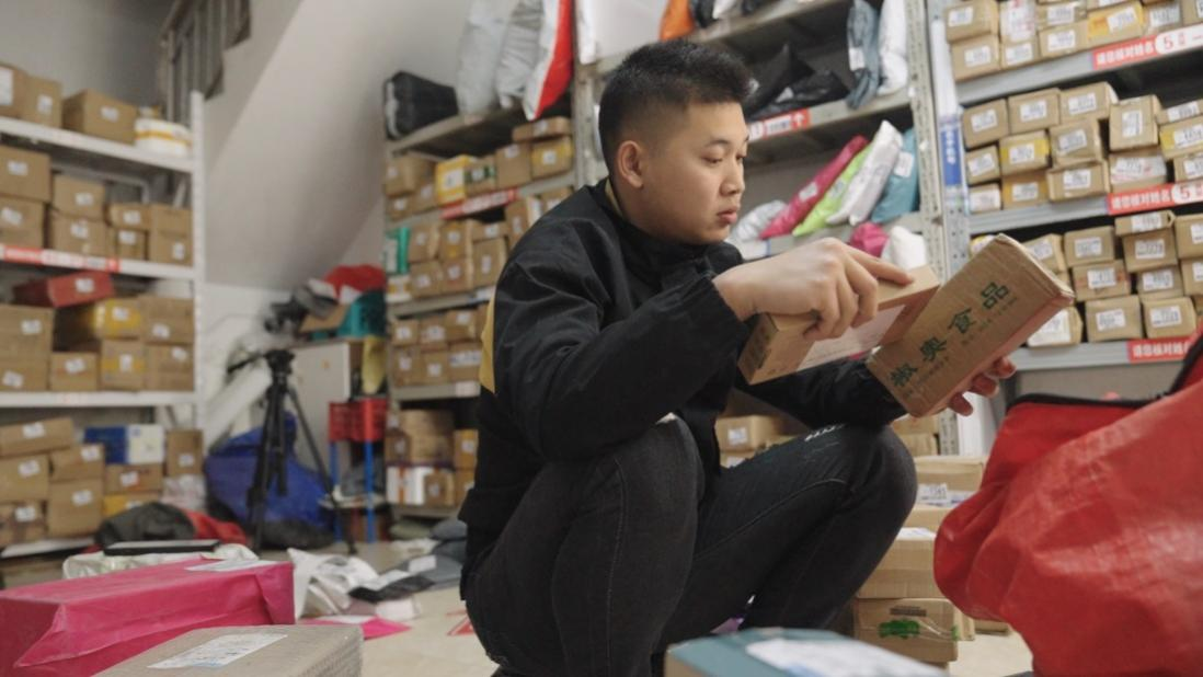 ▲宁西川自研、升级了理货方式，大大节省了入库和找货时间。莫根源 | 摄