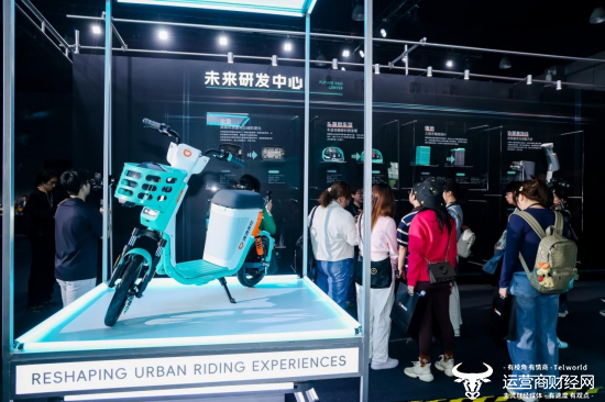 （图为在参观区，滴滴青桔和嘉宾分享在硬件产品与软件系统的迭代成果。）