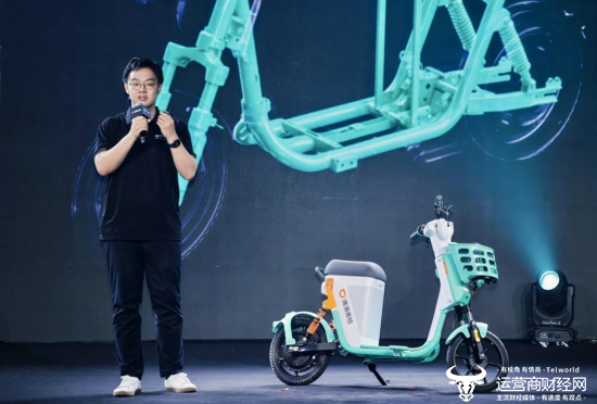 （图为滴滴两轮车事业部大硬件平台负责人叶萌做新车讲解）