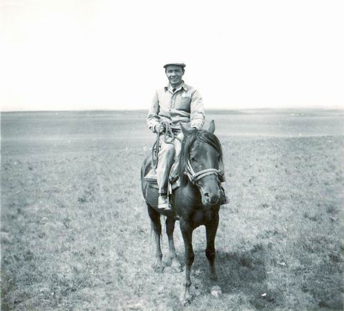在西高所时，王祖望在马场骑马。