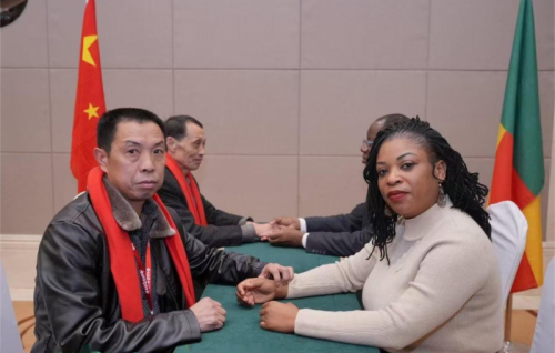 赵枪斌（左一）为国际友人调理身体