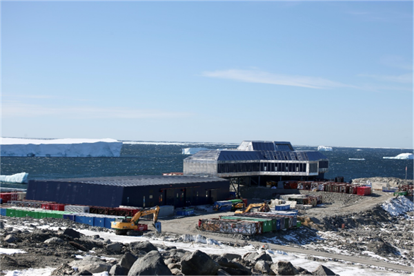 施工中的秦岭站  作者供图